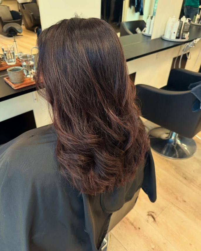 Mørk balayage med varme rødbrune toner