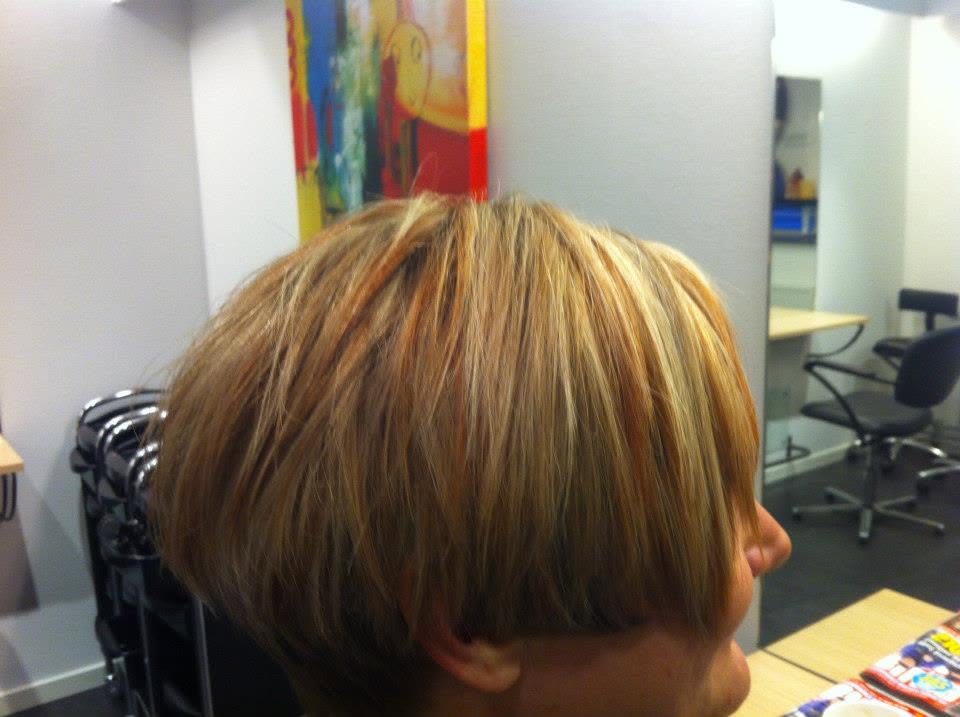 Blonde striber i kort hår
